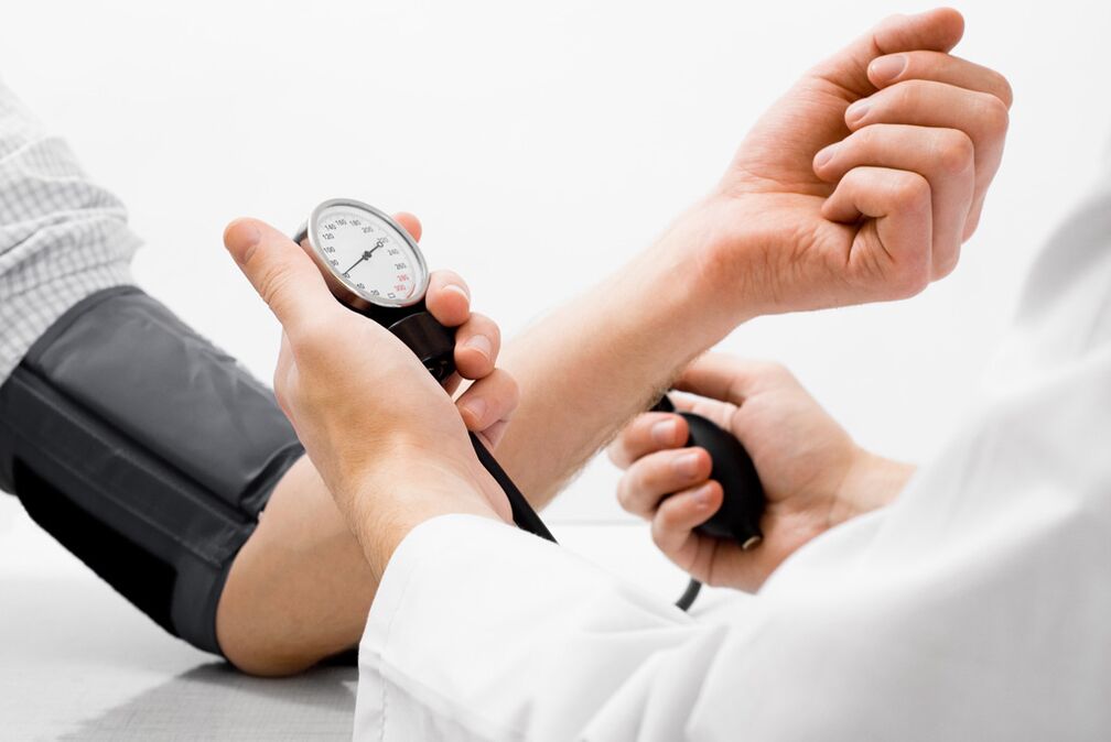 Ak sa osteochondróza nelieči, objavia sa problémy s krvným tlakom