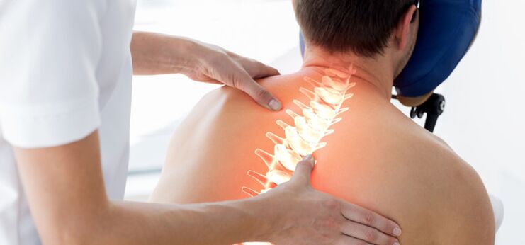 Pacient s osteochondrózou vyšetrovaný lekárom