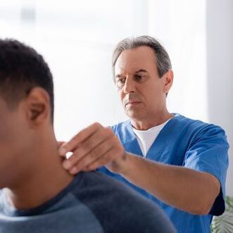 Lekár vykoná diagnostické vyšetrenie u pacienta s bolesťou krku.